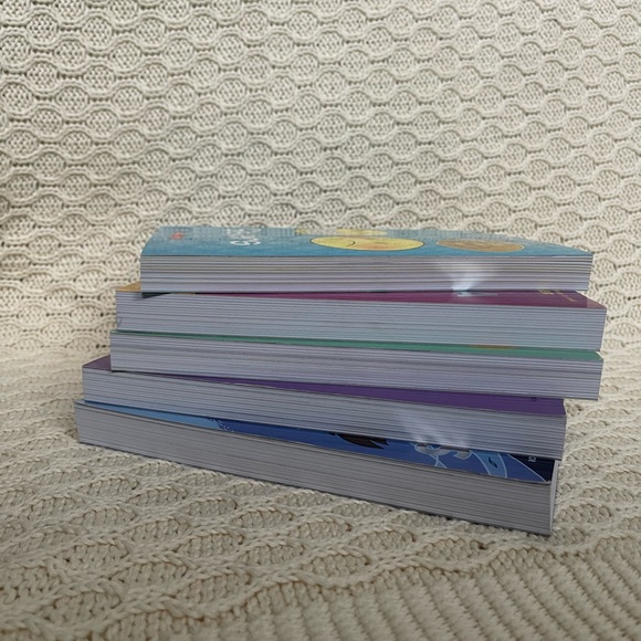 5 Book Set by Raina Telgemeier: Smile, Drama, Sisters, Ghosts , and Guts - Picture 5 of 6